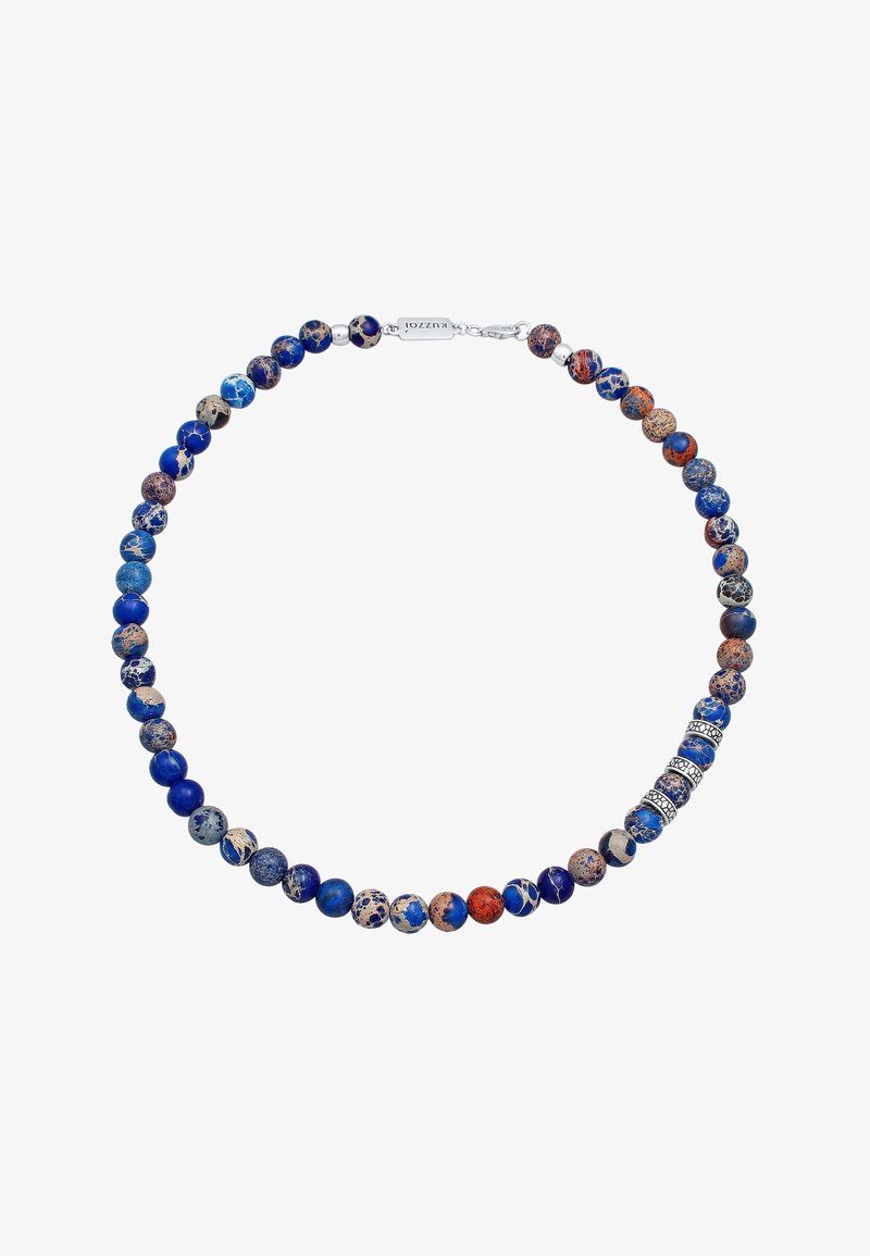 Collier de perles avec pierres marbrées rondes polies bleu, beige et rouge et trois perles d’espacement décoratives en argent près du fermoir.