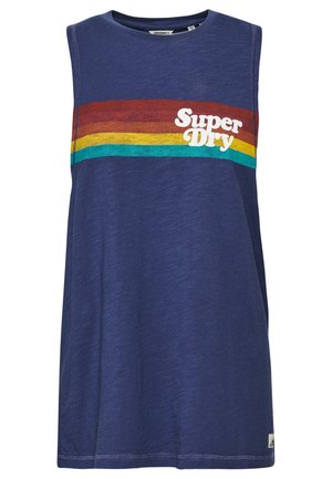 Bezrękawnik w kolorze granatowym z czerwonymi, żółtymi i niebieskozielonymi paskami na klatce piersiowej oraz białym napisem „Super Dry” w górnym prawym rogu.