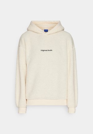 Kremowa bluza z polaru z teksturowanym wykończeniem, z kieszenią typu kangur na przodzie oraz czarnym logo "Originals Studio" na klatce piersiowej.