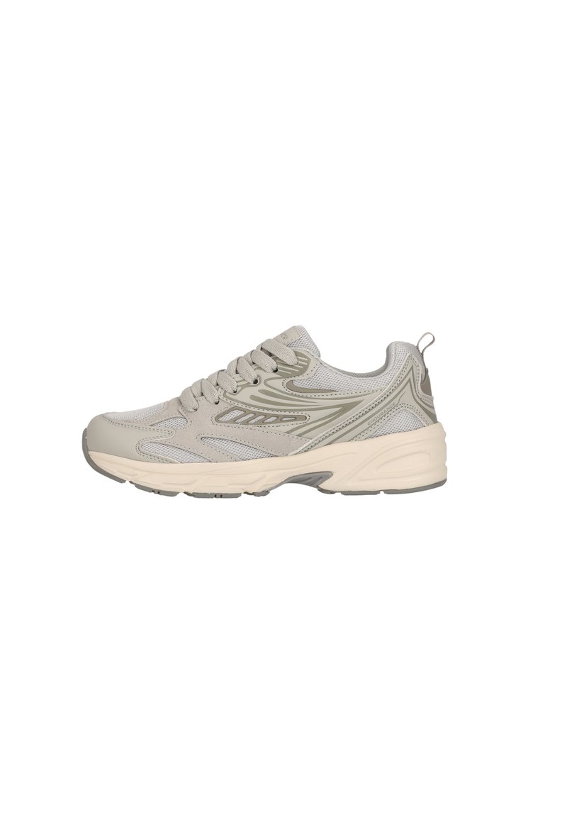 Hellgraue Sneaker mit einem Obermaterial aus Mesh und Synthetik, das ein strukturiertes Design aufweist, Schnürsenkel und eine cremefarbene Gummisohle.