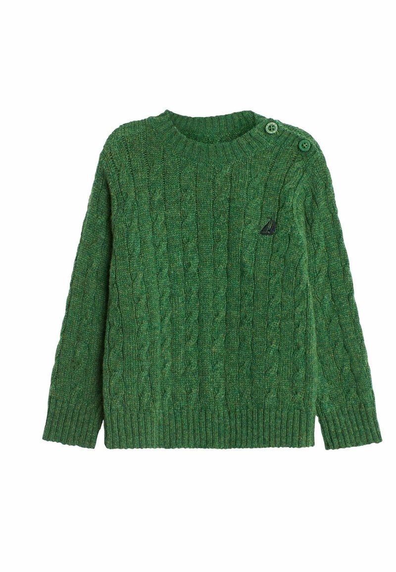 Pull vert en maille torsadée avec manches longues, col rond, deux boutons sur une épaule et petit logo brodé foncé sur la poitrine.