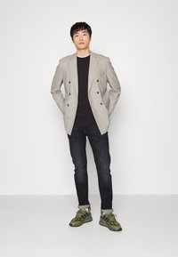 Tommy Hilfiger BLEECKER - Calças de ganga de perna direita - dylan black