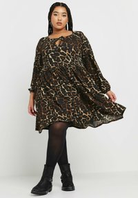 Yours Clothing TEXTURED TIE NECK - Vestido informal - brown