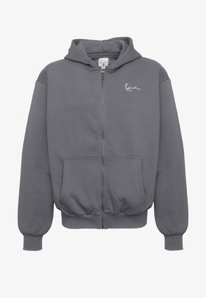 Šedá mikina na zip vyrobená z kombinace bavlny, vybavená klokaní kapsou, žebrovanými manžetami a lemem, a bílým logem vyšitém na hrudi.