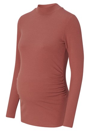 Geribbelde lange mouw zwangerschapstop in terracotta, met een hoge halslijn en zijdelingse ruches, ontworpen voor comfort en pasvorm.