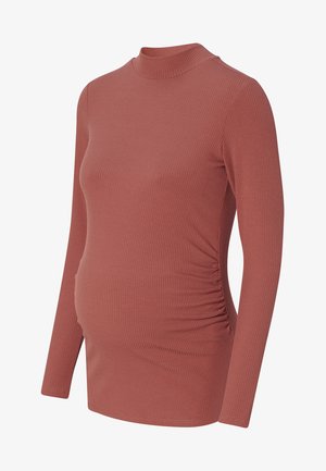 Top de maternidad de manga larga acanalado en terracota, con un escote alto y detalle de fruncido lateral, diseñado para mayor comodidad y ajuste.