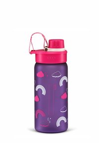 Lila Wasserflasche mit pinken Akzenten, die Wolken- und Regenbogenmuster zeigt. Ausgestattet mit einem pinken Deckel und einem Tragegriff.