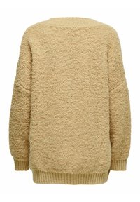 Béžový svetr s texturovanou, nadýchanou látkou. Má kulatý výstřih, spadená ramena a žebrované manžety a lem. Zobrazen pohled zezadu.