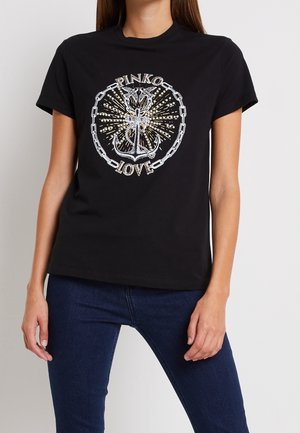 Zwart katoenen T-shirt met een grafisch ontwerp met de tekst "PINKO LOVE", een ankermotief en zilveren accenten in een cirkelvormig patroon. Korte mouwen.