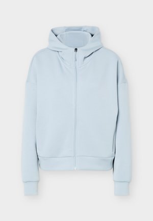 Světle modrá mikina na zip s dlouhými rukávy, žebrovanými manžetami a kapucí, zobrazena na bílém pozadí.