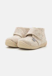 Beige filc slip-on cipők tépőzárral, lekerekített orral és színes pöttyökkel díszített, texturált, rugalmas gumitalppal.