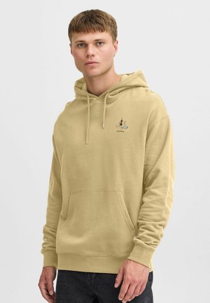 Khaki mikina s predným vreckom, kapucňou so sťahovacou šnúrkou a vyšitým grafickým motívom "Odmena" zobrazeným s fľašou a pohármi. Mäkka tkanina.
