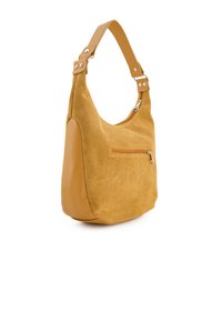 Gelbe Wildleder-Schultertasche mit weicher Textur, einem Reißverschlussfach und einem Lederakzent. Verfügt über einen breiten Tragegurt mit metallischen Beschlägen.