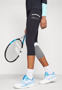 Endless LINE POCKET - Háromnegyedes sportnadrágok - black/grey