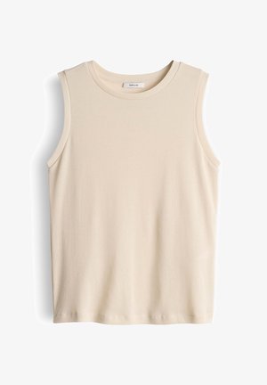 Top beige senza maniche in cotone con scollo rotondo ed etichetta del marchio sul retro del colletto interno, disposta piatta su sfondo bianco.