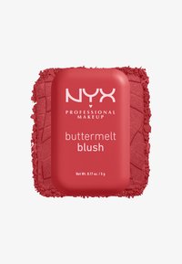 Blush NYX Professional Makeup Buttermelt dans un boîtier rouge avec de la poudre écrasée autour du contenant sur fond blanc.