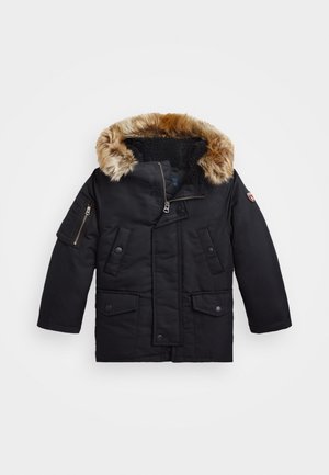 Sort vinterparka med pelsforet hætte, flere forlommer foran, lynlåslomme på ærmet samt lukning med knapper og lynlås.