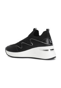 Scarpa sportiva nera con tomaia in rete, accenti neri solidi e suola in gomma bianca. Presenta un design elegante e dettagli metallici sul tallone.