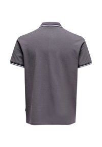 Mørkegrå kortærmet poloshirt vist bagfra, med krave og ærmekanter med hvidt og sort stribet kantbånd.