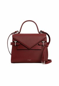 Bolso de mano texturizado en rojo con un diseño estructurado, que cuenta con un asa superior, una correa ajustable y un cierre de solapa con un acento metálico decorativo.