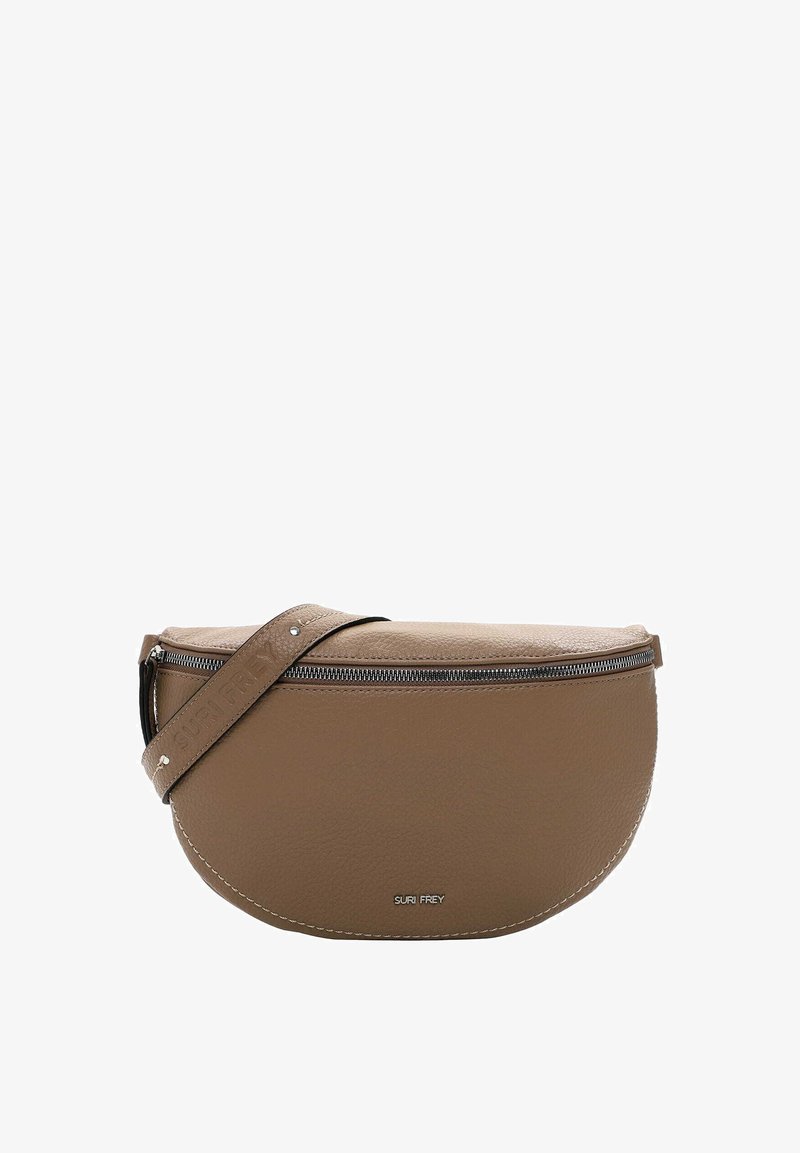 Hnědá kožená crossbody taška s kulatým tvarem, texturovaným povrchem a stříbrným zipem. Nastavitelný popruh s embosovaným logem.