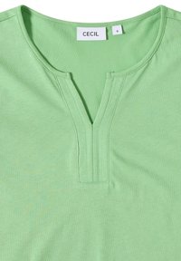 Helles grünes Baumwollhemd mit einem kleinen V-förmigen Ausschnitt und doppelt genähten Nahtdetails unter dem Kragen.