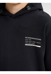 Felpa nera con cappuccio a coulisse, con testo e indirizzi del marchio stampati sul petto in bianco. Tessuto morbido con una trama semplice.