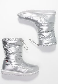 Stříbrné voděodolné boty s nadýchaným designem, šňůrkovým vrškem a texturovanou gumovou podrážkou, se zúrazněným logem a hladkým kovovým povrchem.