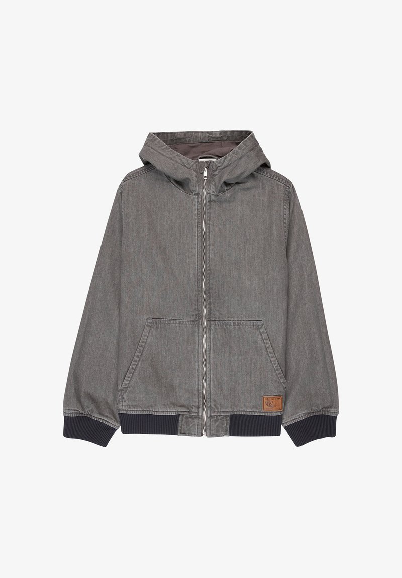 Graue Zip-up-Kapuzenjacke mit Fronttaschen, gerippten Bündchen und Saum sowie einem kleinen braunen Lederpatch in der Nähe der Tasche.