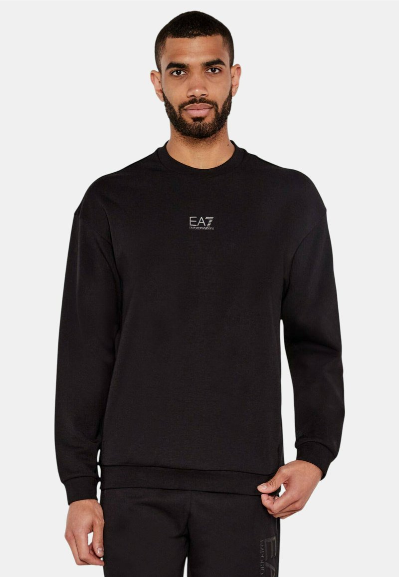 Felpa nera con maniche lunghe, scollo rotondo e logo EA7 ricamato sul petto. Tessuto morbido con una texture liscia.