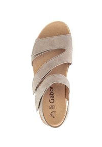 Sandal in suede grigio chiaro con tre ampie cinghie sovrapposte, un plantare ammortizzato e una punta liscia e arrotondata. Logo "Gabor" stampato all'interno.