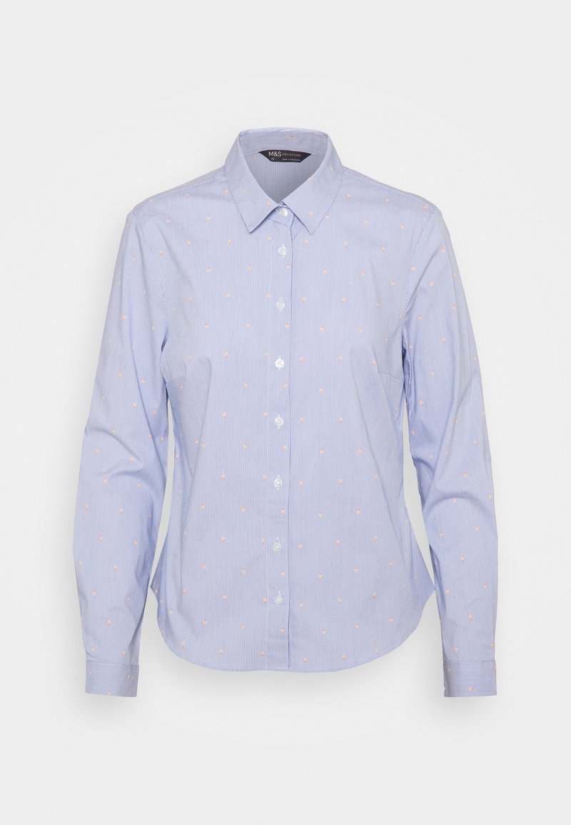 Chemise bleu clair à manches longues avec des rayures verticales, des motifs floraux roses, un col classique ; comporte des boutons blancs et une coupe ajustée.
