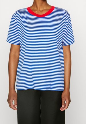 Blau-weiß gestreiftes T-Shirt mit rotem, geripptem Kragen. Kurzärmlig, lockere Passform, glatte Stofftextur. Kombiniert mit schwarzer Hose.