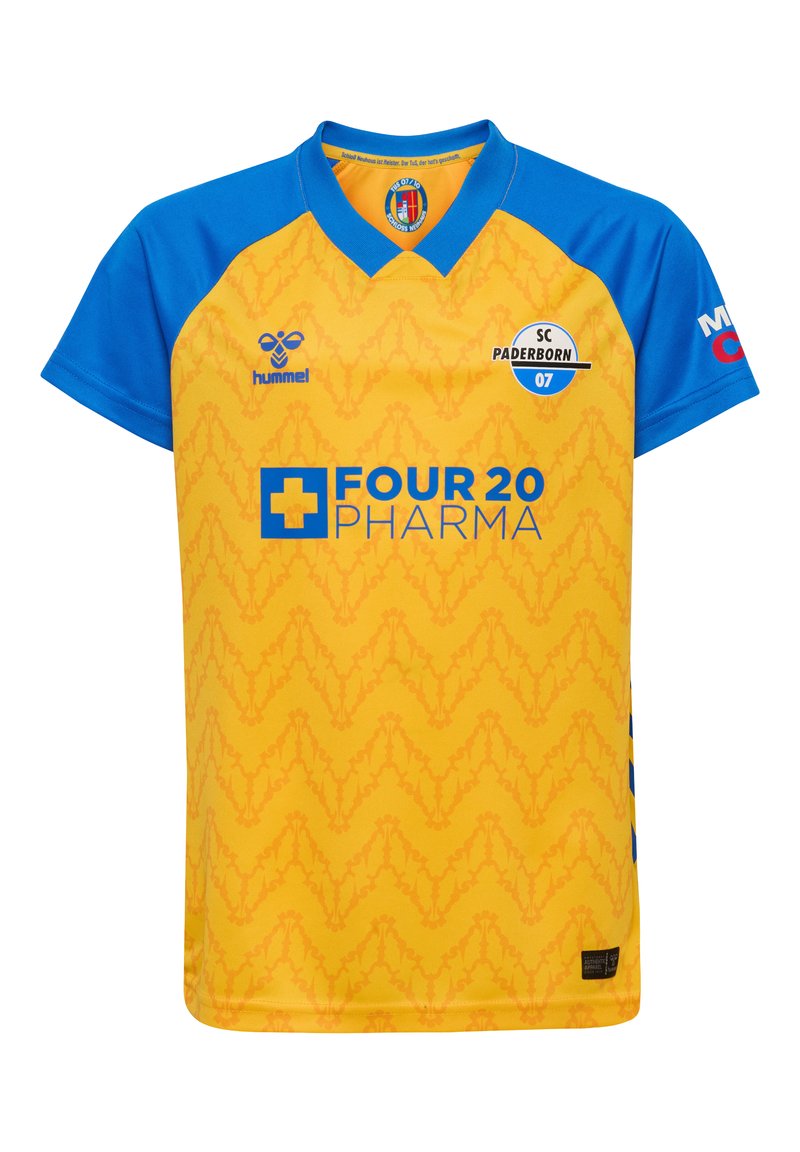 Gul och blå fotbollströja med ett zigzag-mönster, krage och korta ärmar. Visar logotyper och "FOUR 20 PHARMA" i blå text.