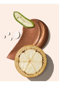Coupe transversale d’un fruit de baobab avec pulpe blanche, tranche d’aloé vera, gouttes d’eau et échantillon de crème cosmétique bronze sur fond clair.