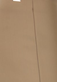 Jupe crayon beige en tissu lisse, dotée d'un détail de couture et d'une petite étiquette à la taille. Sa conception moulante met en valeur la silhouette.