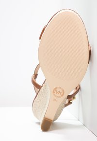 MICHAEL Michael Kors Sandály na vysokém podpatku - cognac