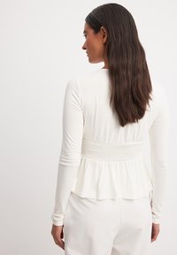 NA-KD SMOCK - Pitkähihainen paita - offwhite