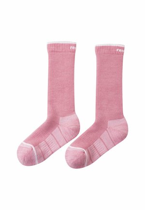 Calzini di cotone rosa con polsi a coste e accenti bianchi. Il design comprende un tallone e una punta rinforzati, con una texture liscia in tutta la superficie.