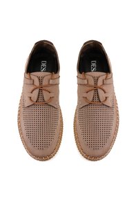 Chaussures en cuir perforé marron avec un bout arrondi, dotées de lacets et de coutures contrastants, et d'une semelle en caoutchouc flexible.