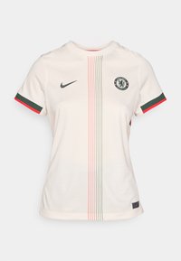 Valkoinen kerma jalkapallo-asu, jossa on pyöreä kaula-aukko, lyhyet hihat, Chelsea FC -logo, vihreät ja punaiset vivahdeviivat sekä pystysuorat kuviot.