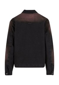 Svart denimjakke med en lett falmet gradient på skuldrene, knappelister og klassisk krage. Enkelt design, uten synlige pyntegjenstander.