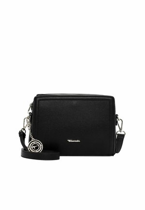 Sac bandoulière rectangulaire en cuir noir avec sangle amovible et breloque circulaire argentée attachée au curseur de la fermeture éclair.