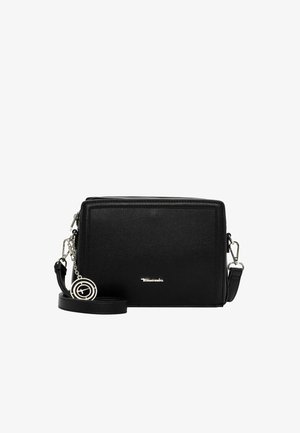 Sac bandoulière rectangulaire en cuir noir avec sangle amovible et breloque circulaire argentée attachée au curseur de la fermeture éclair.