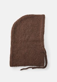 Brun strikket lue med ribbet tekstur, forlengt form og bånd på siden for sikker bruk. Mykt ullmateriale.