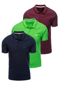 Tři bavlněné polo trička v námořnické modři, jasně zelené a vínové. Každé má límec, krátké rukávy a malé logo na hrudi.