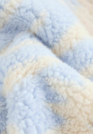 Lichtblauwe en crèmekleurige pluizige fleece-stof met een gestructureerde, zachte uitstraling, met een gradientpatroon van gemengde kleuren.