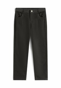 Zwarte rechte broek met voorzakken, riemlussen en een knoopsluiting, met kleine merk vlagdetails op de zakken.