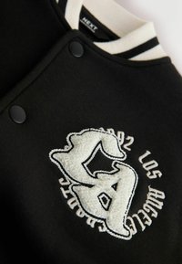 Unselected, black white