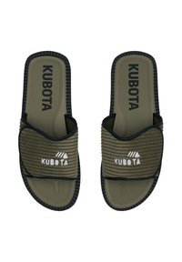 Sandales à glissière vert olive avec des sangles en textile côtelé, semelles en caoutchouc noires, et un marquage "KUBOTA" blanc présentent un semelle intérieure texturée pour une meilleure adhérence.